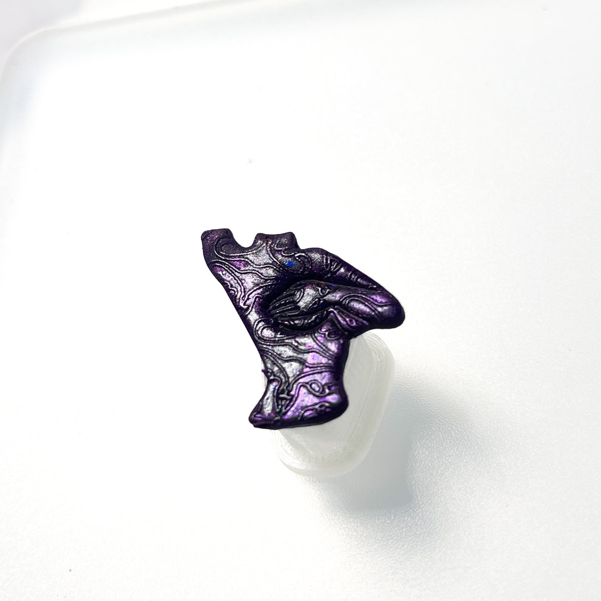 Feminine silhouette pin- SM