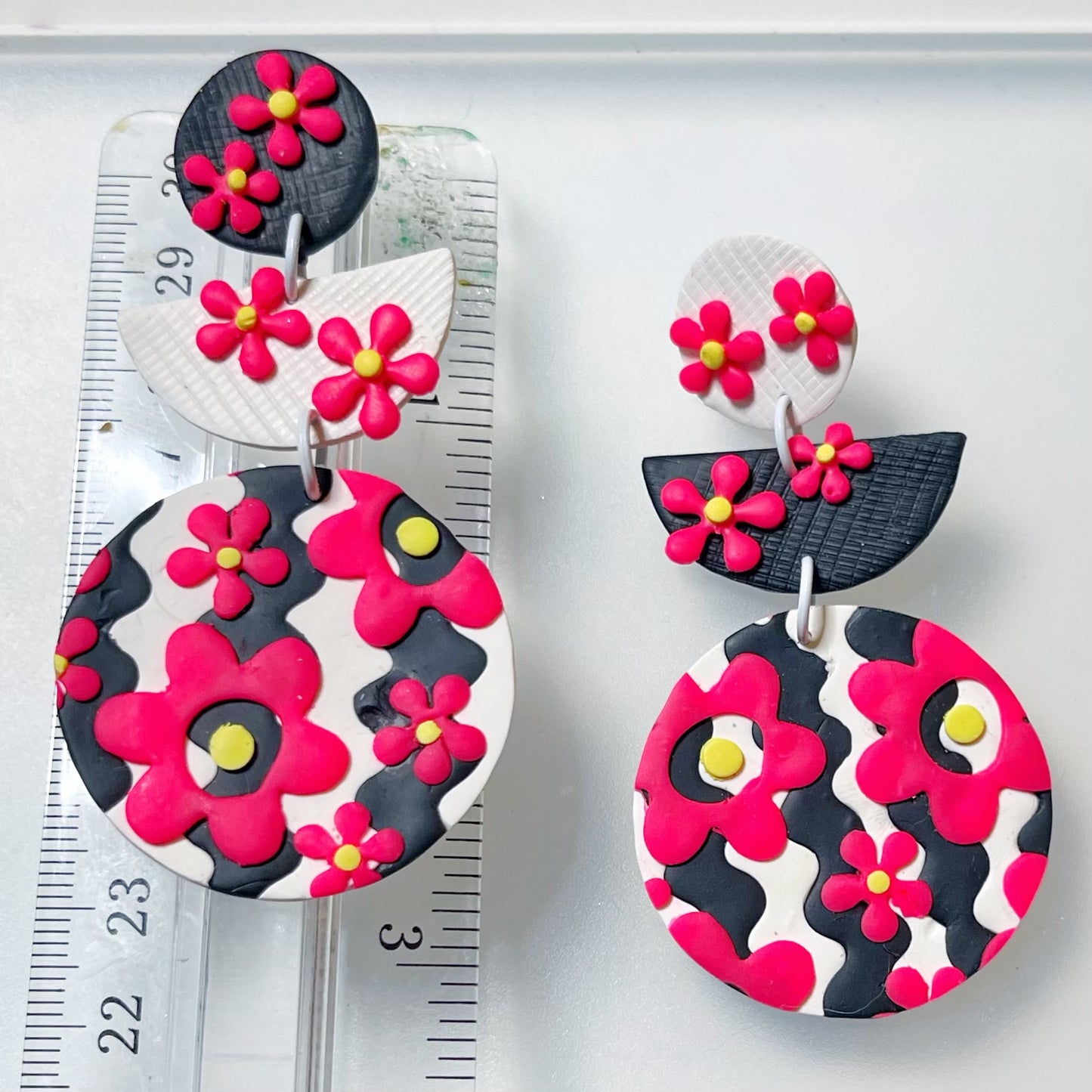 Trippy Daisies - pink, black, and white