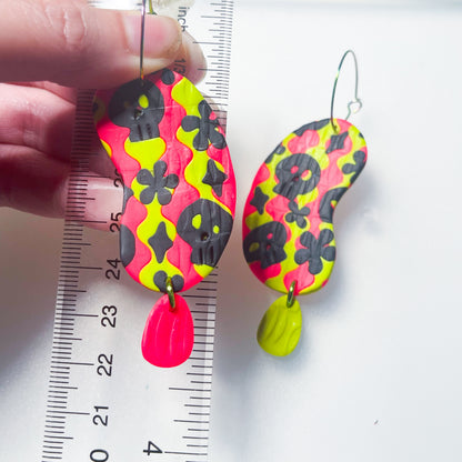 Neon Wavy trippy skull floral fun